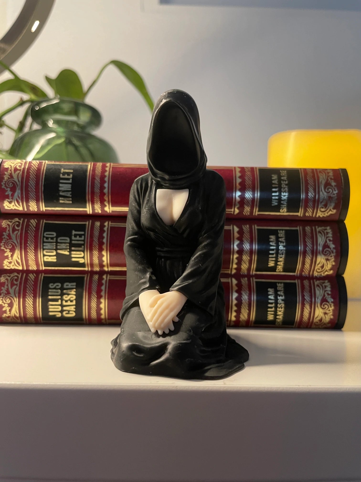 Gothic Faceless Hooded Figure - Mysterious Statue for Shelf Decor, Dark Aesthetic Sculpture, Halloween Gothic Decoration Gift