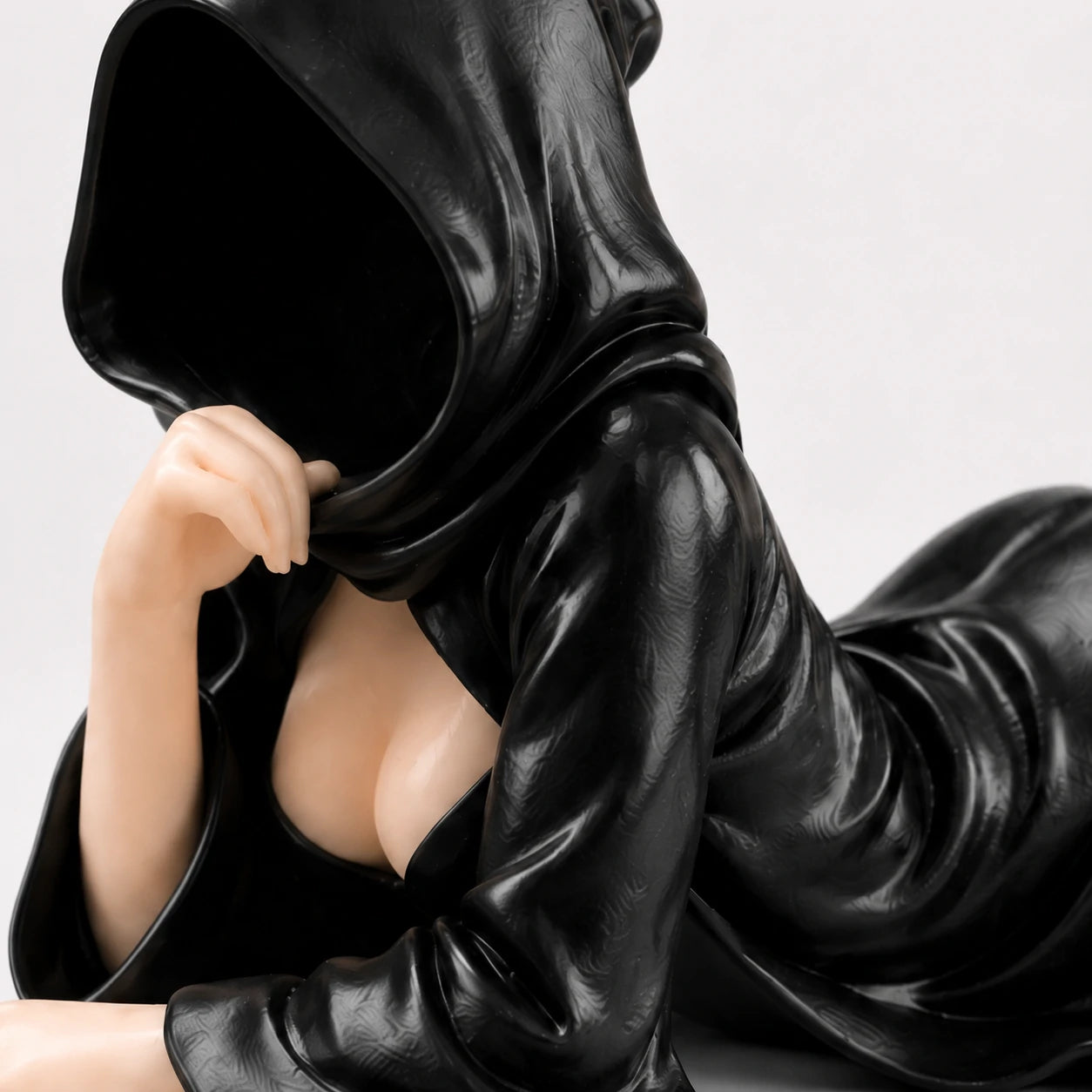 The Fallen faceless hooded figurine – gothic shelf decor matte black resin – detail close-up – PrintableArtForge
