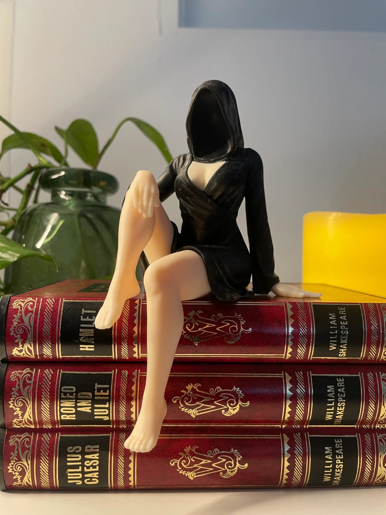 Gothic Faceless Hooded Figure - Mysterious Statue for Shelf Decor, Dark Aesthetic Sculpture, Halloween Gothic Decoration Gift